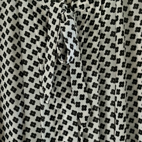 Loft long sleeve button blouse w/neck tie in clover flower pattern size S Petite - Picture 4 of 5